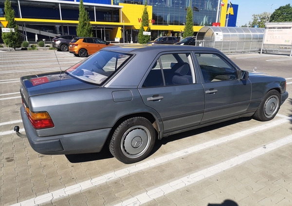 Mercedes-Benz W124 (1984-1993) cena 8999 przebieg: 346170, rok produkcji 1988 z Szczecin małe 529